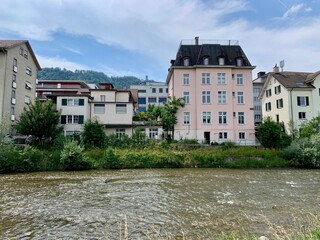 Fototapeta na wymiar Wohnhäuser der Stadt Adliswil am Fluss Sihl im Sihltal, Kanton Zürich, Schweiz