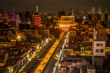 浅草寺と仲見世通りの夜景