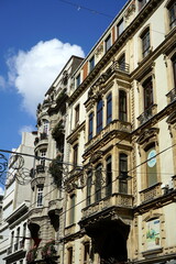 Fototapeta na wymiar Prächtige sanierte alte Jugendstil Fassade in Naturfarben im Sommer vor blauem Himmel im Sonnenschein in der Istiklal Caddesi im Stadtteil Taksim in Istanbul am Bosporus in der Türkei