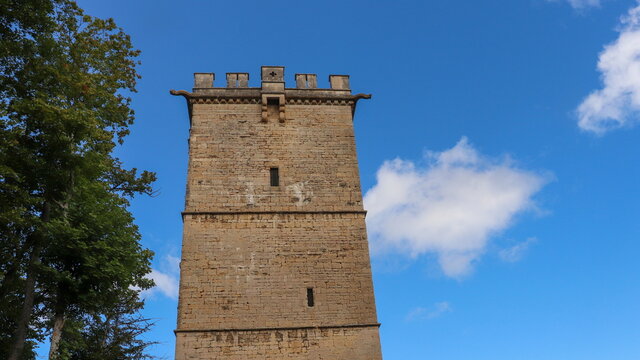 Bourgogne - C&ocirc;te-d'Or - Montbard - Parc Buffon - Sommet d'une tour carr&eacute;e de l'ancien ch&acirc;teau avec sa terrasse