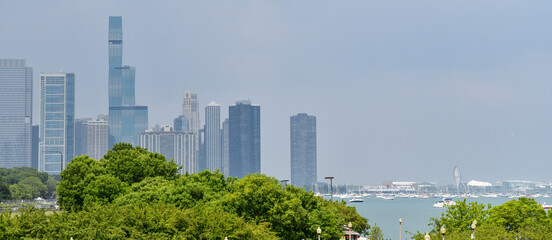 Obraz premium city skyline along shoreline walking path