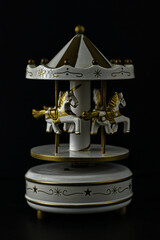 Carrossel de cavalos de madeira, artesanato, infância