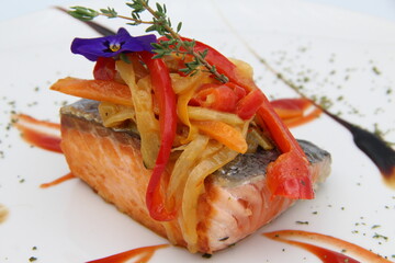 Salmón especiado con salteado de verduras 