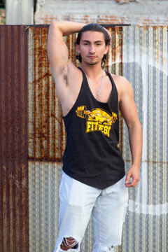 Chico atl&eacute;tico posando en la ciudad