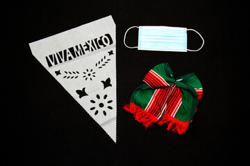 Festive items for the Mexican Independence party say 