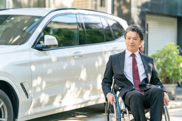 男性・ビジネスマン・車椅子・車