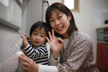 安全対策をする親子