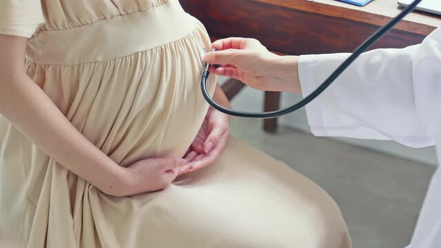 診察を受ける妊婦　産婦人科　レディースクリニック