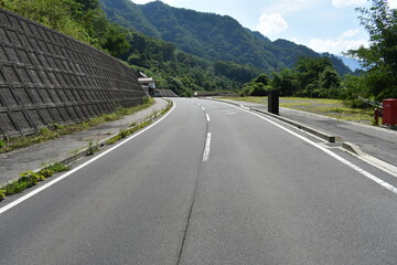 群馬　吾妻　薬師堂　お堂と周辺の風景