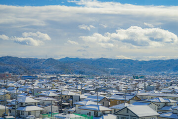 雪に覆われた福島の街のイメージ