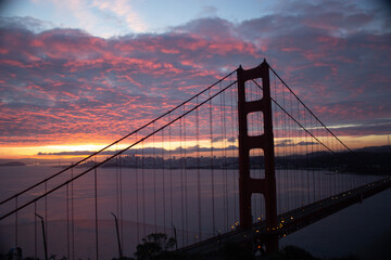Obraz na płótnie Canvas Golden Gate Bridge at sunrise