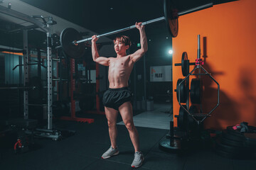 man doing shoulder press in gym