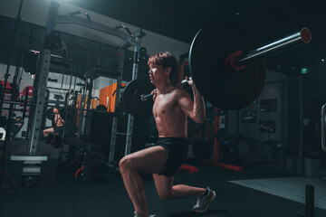 Obraz na płótnie Canvas man doing lunge in gym