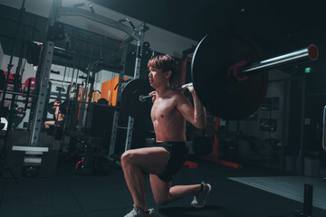 Obraz na płótnie Canvas man doing lunge in gym