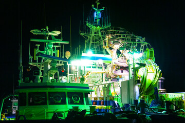 夜の港に停泊している漁船の夜景写真_08