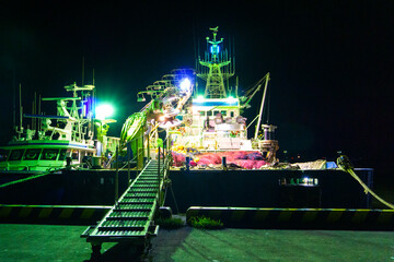 夜の港に停泊している漁船の夜景写真_09
