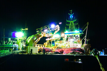 夜の港に停泊している漁船の夜景写真_11