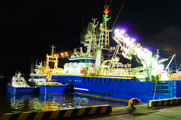 夜の港に停泊している漁船の夜景写真_14