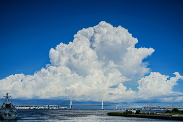 Fototapeta na wymiar 夏の入道雲と横浜ベイブリッジ