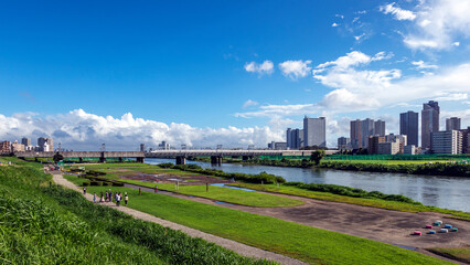 夏の河川敷