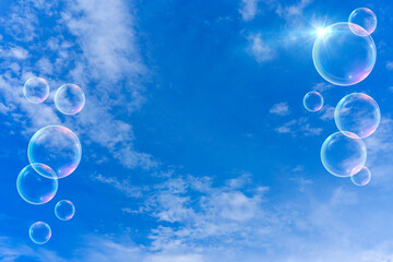 太陽の日差しと青空と雲とシャボン玉の背景素材_d_05