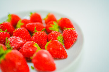 冷凍イチゴと白い皿