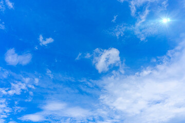 Obraz na płótnie Canvas 太陽の日差しと爽やかな青空と雲の背景素材_d_01