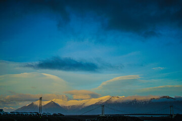 アイスランドの雪山と朝焼け