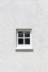 白い壁の白い窓