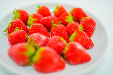 冷凍イチゴと白い皿