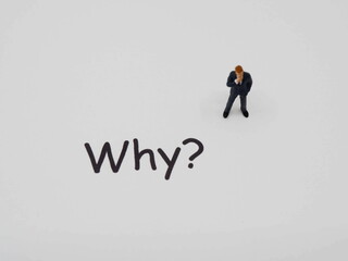 何故？なぜ？どうして？疑問に思うビジネスマン