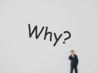 何故？なぜ？どうして？疑問に思うビジネスマン