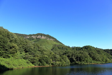 Obraz premium 鳥取県琴浦町の青空とダム湖と船上山