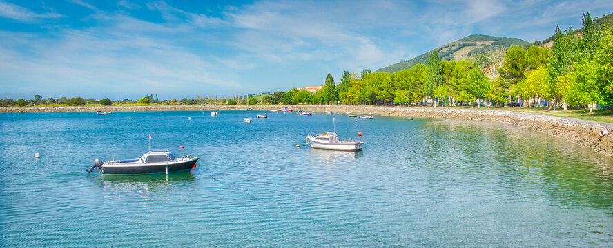 Embarcaciones de recreo fondeadas en la costa de Santo&ntilde;a, Espa&ntilde;a