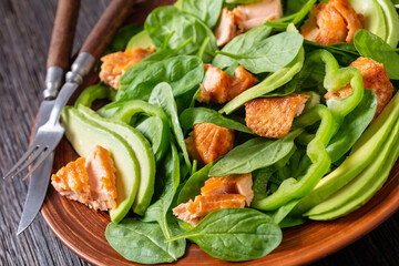 salmon spinach avocado and green pepper salad