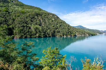 Paysage du lac de Serre-Ponçon entouré de montagne dans le département des Alpes-de-Haute-Provence en France en été