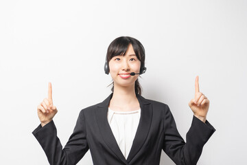 ヘッドセットをした女性オペレーター