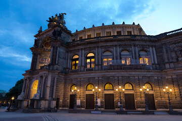 Fototapeta na wymiar Beleuchtete historische Gebäude in Dresden