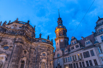 Fototapeta na wymiar Beleuchtete historische Gebäude in Dresden