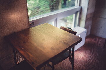 日に当たる窓際のテーブル