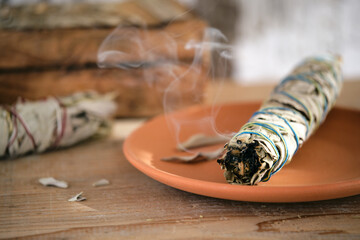 Glimmendes Kräuterbündel Weißer Salbei auf rundem Tonteller