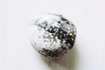 Galet pierre roul&eacute;e polie jaspe oc&eacute;an sur un fond blanc - Min&eacute;ral naturel