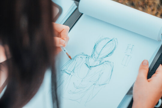 Estudiante de bellas artes realizando un boceto con boligrafo para aprobar un examen