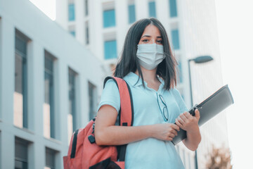Joven adolescente entrando al colegio para comenzar sus clases de medicina