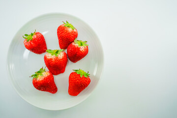新鮮な苺と白い皿