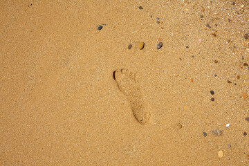 Menschliche Fußspuren auf dem roten Sand von Cala Pregonda, Menorca, Balearen, Spanien