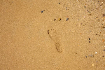 Fotobehang Cala Pregonda, Menorca Eiland, Spanje Menselijke voetafdrukken op het rode zand van Cala Pregonda, Menorca, Balearen, Spanje