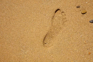 Fotobehang Cala Pregonda, Menorca Eiland, Spanje Menselijke voetafdrukken op het rode zand van Cala Pregonda, Menorca, Balearen, Spanje