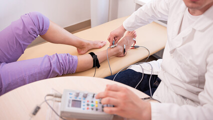 Obraz premium Patient nerves testing using electromyography at medical center