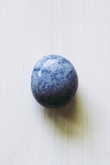 Pierre roulée polie aventurine bleue sur un fond blanc - Minéral naturel